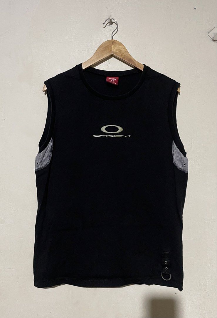 Vintage Oakley Black Tank Top (Category: Activewear) located in San Jose del Monte. Submitted by naaahmaaan (Listing ID 1466225761, Image 1). Description: -Dimes: L 26 - W20 - Style: Y2K / Techwear sleeveless tank top - Size: Medium to Large - Color: Black with grey logo graphic - Features: Breathable grey mesh side panels, utility strap with metal D-ring, -📍Sjdm Bulacan - Dm for more inquiries 📩.