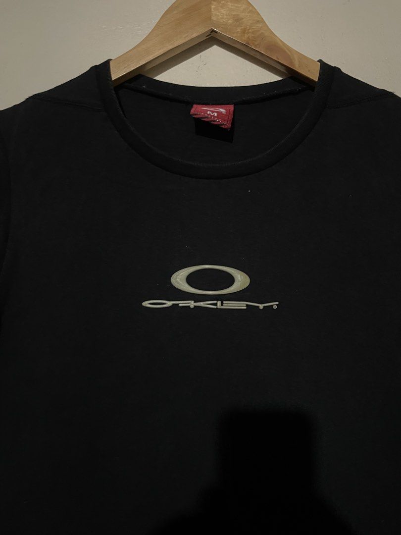 Vintage Oakley Black Tank Top (Category: Activewear) located in San Jose del Monte. Submitted by naaahmaaan (Listing ID 1466225761, Image 2). Description: -Dimes: L 26 - W20 - Style: Y2K / Techwear sleeveless tank top - Size: Medium to Large - Color: Black with grey logo graphic - Features: Breathable grey mesh side panels, utility strap with metal D-ring, -📍Sjdm Bulacan - Dm for more inquiries 📩.