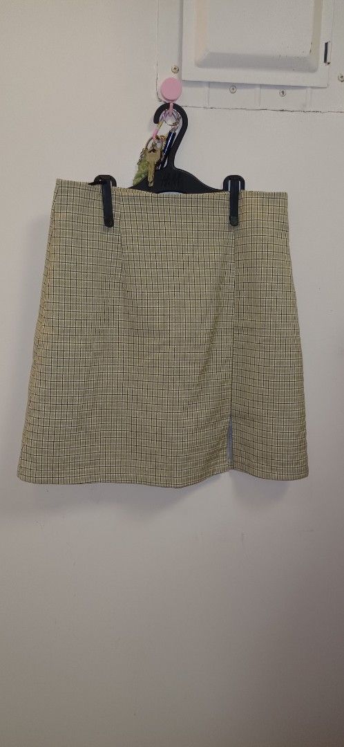 Vintage Plaid Mini Skirt (Category: Skirts) located in Pasay City. Submitted by pepper1997 (Listing ID 1466307717, Image 1). Description: - Color/Pattern: Green and black plaid checkered - Style: Mini skirt with structured waist and front split hem - Versatility: Easy to pair with basic tees or sweaters - Condition: Brand new (hanger clips included) - Perfect for: Casual daily looks and streetwear outfits.