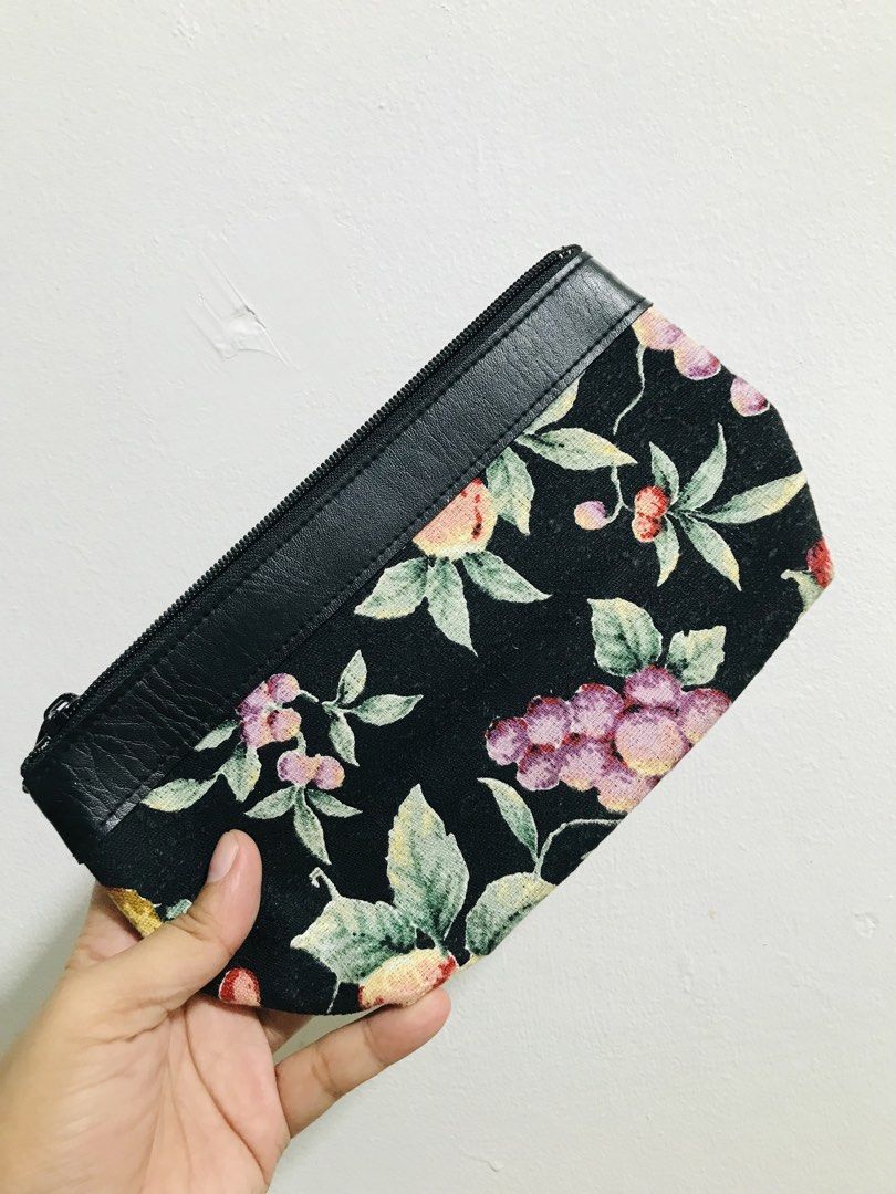 VINTAGE POUCH (Category: Purses & Pouches) located in Gamu. Submitted by 2022bagsbunny (Listing ID 1466208373, Image 1). Description: .