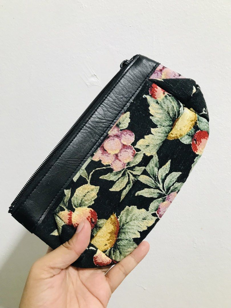 VINTAGE POUCH (Category: Purses & Pouches) located in Gamu. Submitted by 2022bagsbunny (Listing ID 1466208373, Image 2). Description: .