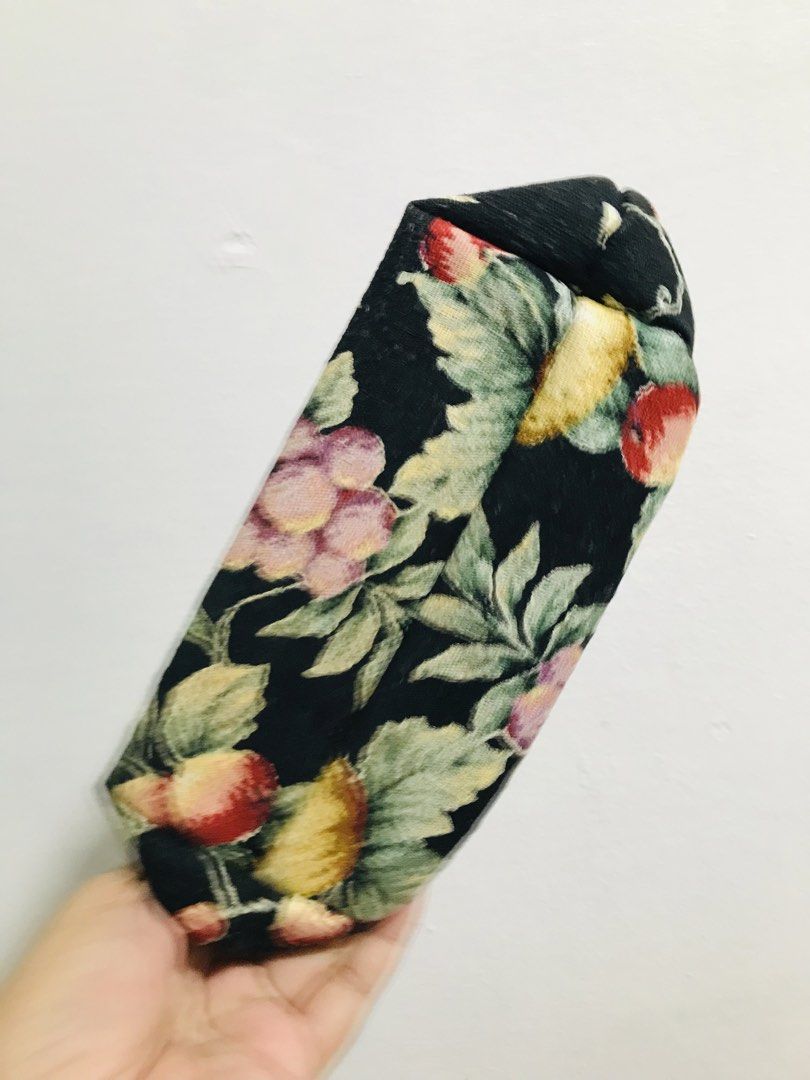 VINTAGE POUCH (Category: Purses & Pouches) located in Gamu. Submitted by 2022bagsbunny (Listing ID 1466208373, Image 3). Description: .