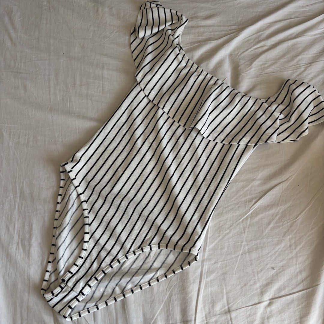 Vintage White Stripe Off Shoulder Bodysuit (Category: Sleeveless) located in Binan City. Submitted by myprelovedhaul (Listing ID 1466202959, Image 1). Description: - fits xs to medium! - no when worn photos! - last price posted! - please message only if sure buyer! - limited replies only. - Available unless mark as sold. - Ship via j&t or lalamove for same day. -Mode of payment: Gcash 📍Biñan Laguna .