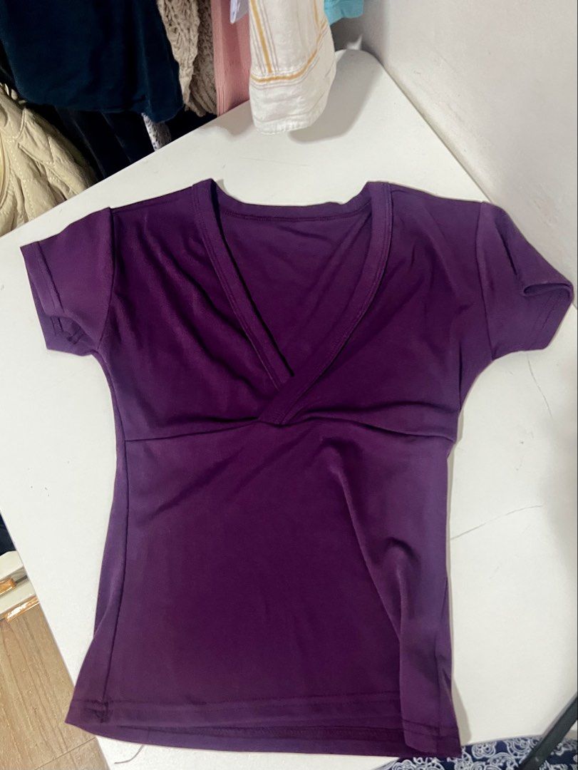 Violet fitted top (Category: Blouses) located in San Leonardo. Submitted by hmmmhehe (Listing ID 1466323871, Image 1). Description: Fitted top no brand no issues only used once fits medium.