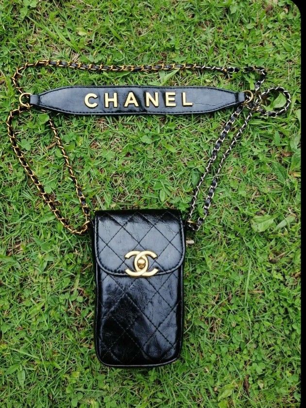 VIP chanel sling❣️ (Category: Shoulder Bags) located in Danao, Cebu. Submitted by wildbear-27a149 (Listing ID 1466206994, Image 1). Description: 📌Original VIP Chanel 📌minimal sign of usage.