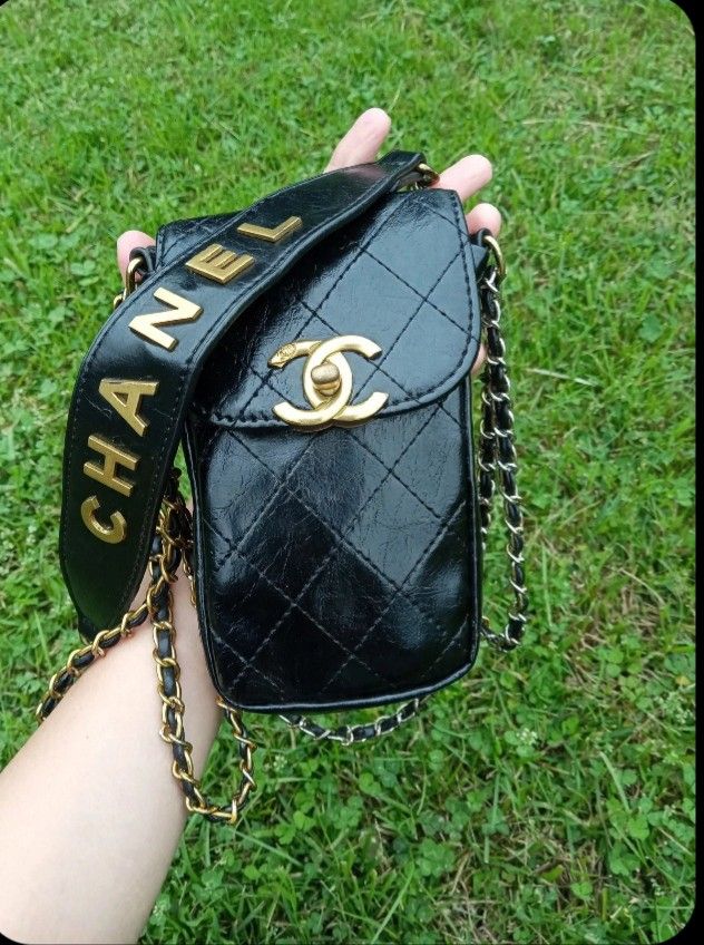 VIP chanel sling❣️ (Category: Shoulder Bags) located in Danao, Cebu. Submitted by wildbear-27a149 (Listing ID 1466206994, Image 2). Description: 📌Original VIP Chanel 📌minimal sign of usage.