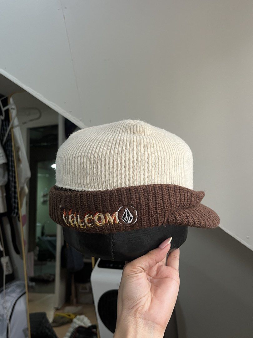 VOLCOM BONIT (Category: Activewear) located in Tayug. Submitted by thriftyshady_ (Listing ID 1466332507, Image 1). Description: .