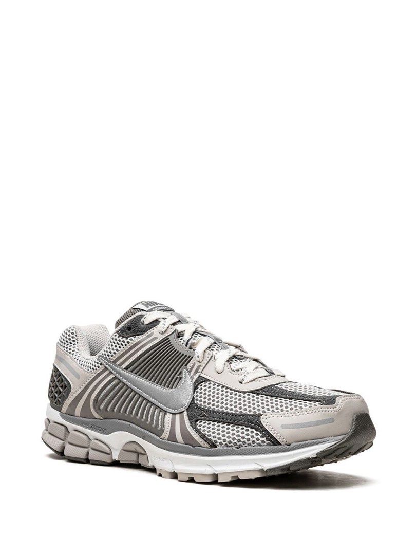 Vomero “Iron Ore” (Category: Sneakers & Footwear) located in Las Pinas. Submitted by ebesarabia (Listing ID 1466236996, Image 1). Description: Needs cleaning and pls see pics for marks US 8 - WOMENS .