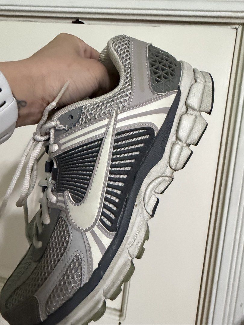 Vomero “Iron Ore” (Category: Sneakers & Footwear) located in Las Pinas. Submitted by ebesarabia (Listing ID 1466236996, Image 3). Description: Needs cleaning and pls see pics for marks US 8 - WOMENS .