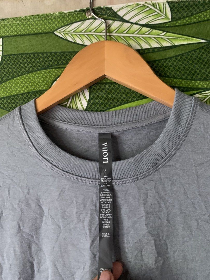 Vuori long sleeve (Category: Activewear) located in Manila. Submitted by makaluma022 (Listing ID 1466220638, Image 3). Description: Good as new Size Large No issues .