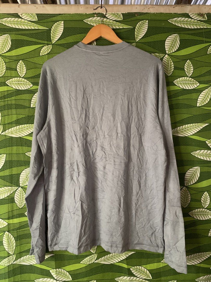 Vuori long sleeve (Category: Activewear) located in Manila. Submitted by makaluma022 (Listing ID 1466220638, Image 2). Description: Good as new Size Large No issues .