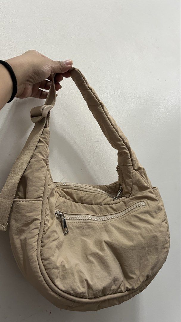 Westbronco Puffer Crescent Shoulder Bag (Category: Shoulder Bags) located in Cavite. Submitted by clarebearxx (Listing ID 1466279733, Image 3). Description: Westbronco Puffer Crescent Shoulder Bag in Khaki About the item: 📌 bought online on Westbronco Mall 📌 used once then kept Mode of Payment * BPI Bank Transfer * Gcash 🛵 (📍Cavite ) • SDD via Lalamove or Grab • J&T *sf c/o buyer ‼️Lamang ang may alam, knock offs are everywhere. Please be min