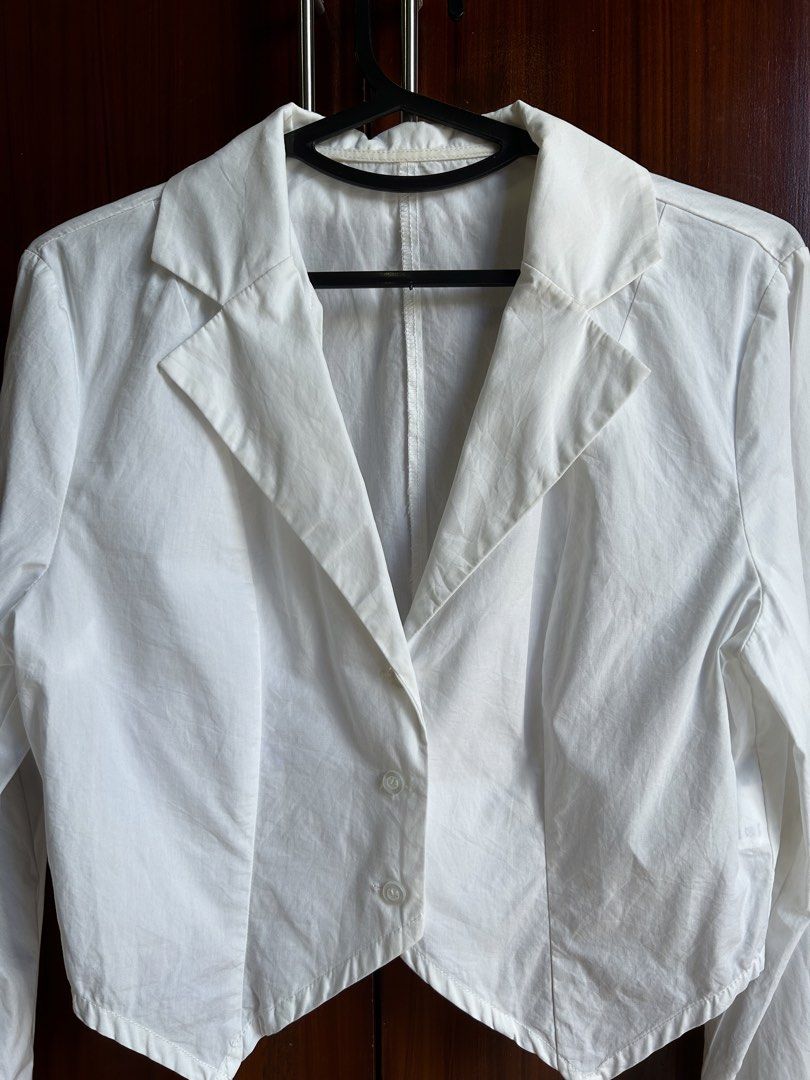 White Crop Top Flat Collar Long Sleeves (Category: Longsleeves) located in Taguig. Submitted by my.serendipithrift (Listing ID 1466205817, Image 2). Description: Size: XS-M Working buttons Perfect for office wear, layering, and formal events Washed and ready to wear.