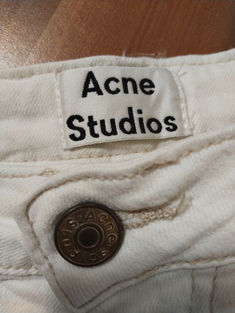 White Distressed Jeans — Acne Studios-Style (Category: Jeans) located in Mabalacat. Submitted by al_amin_thrift (Listing ID 1466264604, Image 2). Description: 👖 White Distressed Jeans — Acne Studios-Style Tamang Paglalarawan (Huwag isulat na "Acne Studios") White Distressed Denim Jeans — Ripped Knee Design, Size 27 ✔️ Kulay puting-cream — malinis at madaling isama sa suot ✔️ May disenyong punit sa tuhod — uso at maganda ✔️ Sukat: 27 (Baywang × H