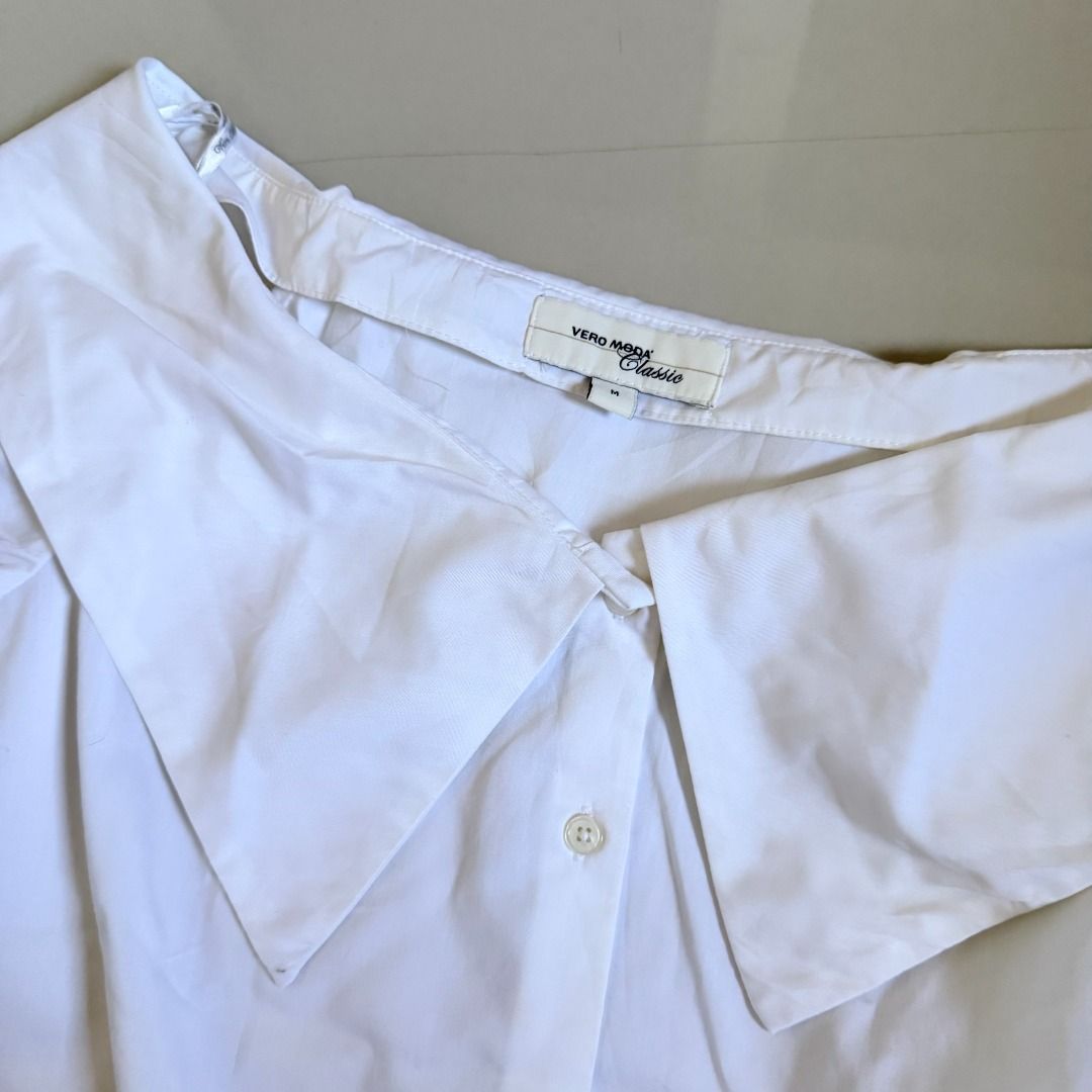 White Off-Shoulder Blouse (Category: Blouses) located in Baliuag. Submitted by dubu.preloved (Listing ID 1466286552, Image 2). Description: White Off-Shoulder Blouse - Very Coquette Atake ✨ Condition: 9/10 📏 Size: S-L 🚚 Shipping available via JNT/Flash 📍 Meet-up: Baliuag, Bulacan.