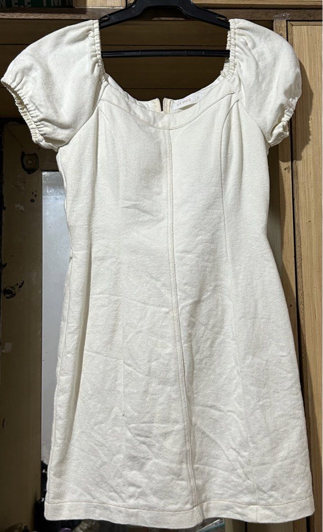 White Padded Dress (Category: Dresses) located in Manila. Submitted by lueur000 (Listing ID 1466278315, Image 1). Description: Small - Slight denim - Padded - Waist - 25-27 .