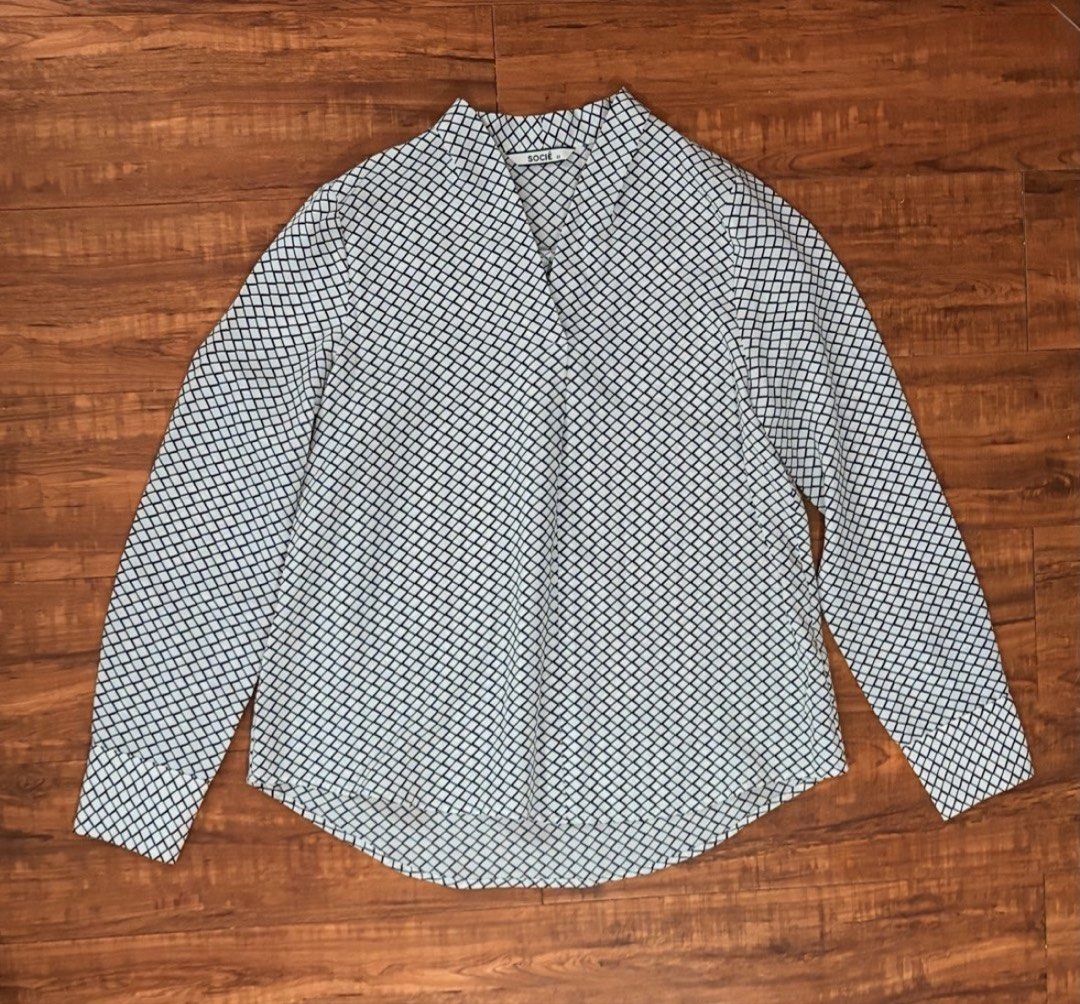 White pattern V-neck long sleeve formal blouse (Category: Longsleeves) located in Cebu City. Submitted by whiterabbitmint (Listing ID 1466308311, Image 2). Description: .