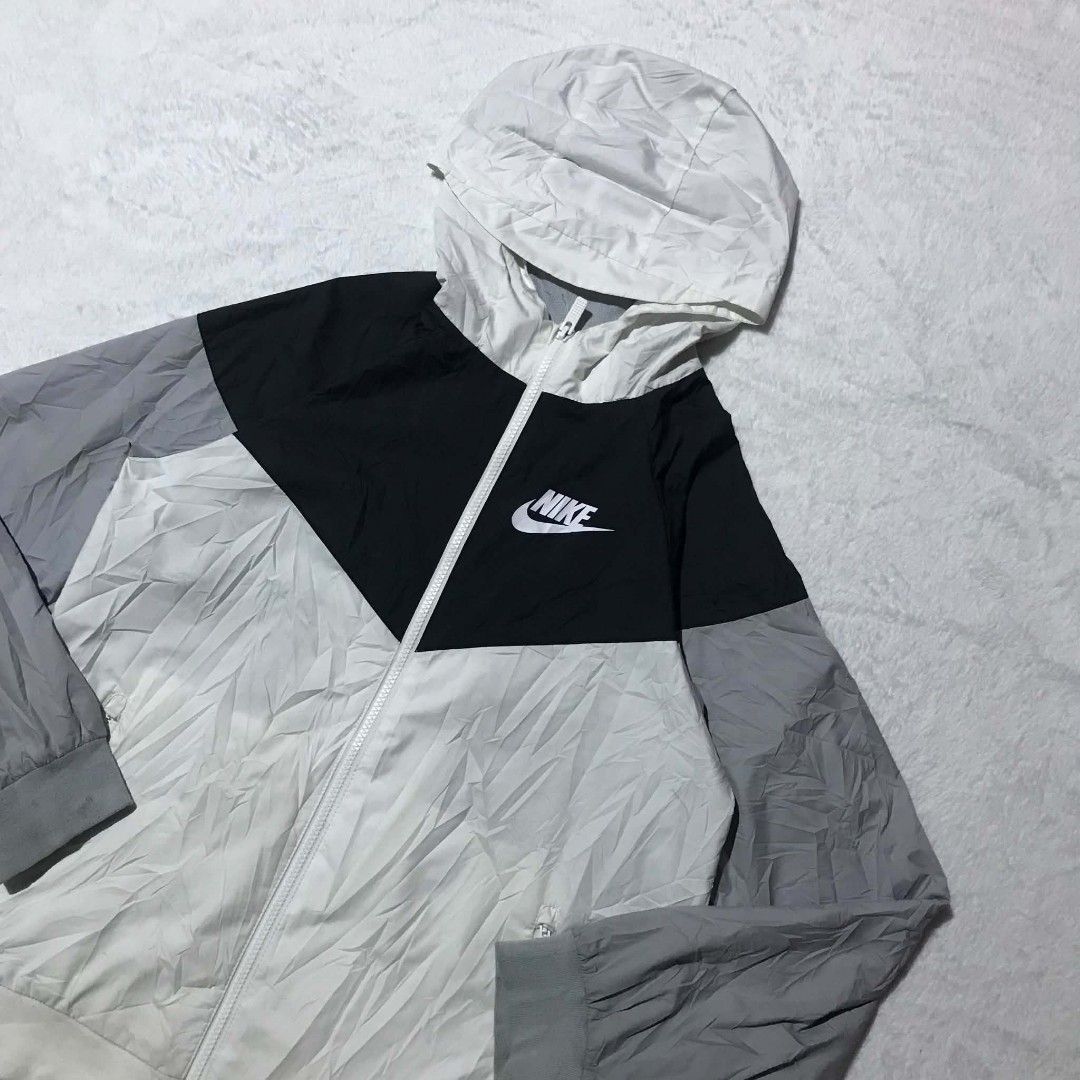 Windbreaker Nike 3tone (Category: Activewear) located in Cebu City. Submitted by kevinthrift (Listing ID 1466295169, Image 3). Description: NIKE WINDBREAKER TRI-TONE Excellent Condition Size: XL Youth Size Dimes: Length 25.5 | Width 20 Color rate: 9.3/10 -Scratch,Stain last photo -Need Wash.