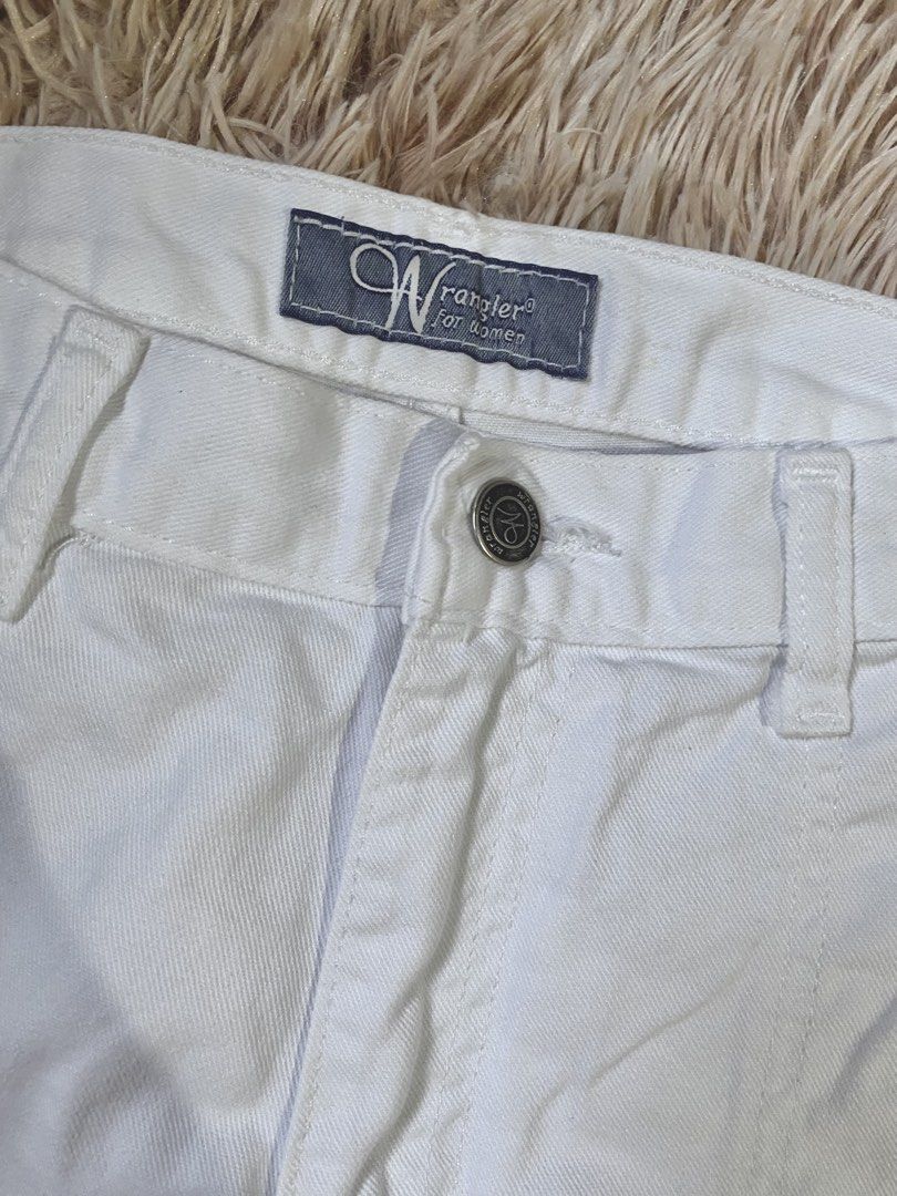 Wrangler white denim shorts utility style (Category: Shorts) located in Manila. Submitted by stormibutterfly26 (Listing ID 1466198989, Image 2). Description: Small. Wrangler white denim shorts in a flattering high-waist fit. Features front pockets, belt loops, and a button closure. A versatile, clean casual staple that easily pairs with tees and crop tops for warm weather..