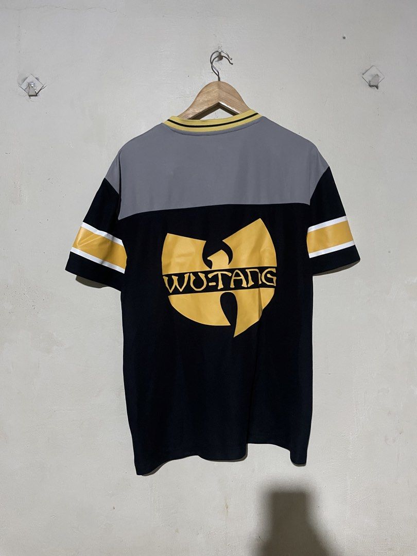 Wu-Tang Clan V-Neck Jersey (Category: Tshirts & Polo Shirts ) located in San Jose del Monte. Submitted by naaahmaaan (Listing ID 1466228167, Image 2). Description: - Dimes: L 28 - W 21 - Number 36 and text printed on the front - Large iconic Wu-Tang logo graphic on the back - Size: Medium - Condition: Excellent, - 📍Sjdm Bulacan Loc - Dm me for more inquiries 📩.