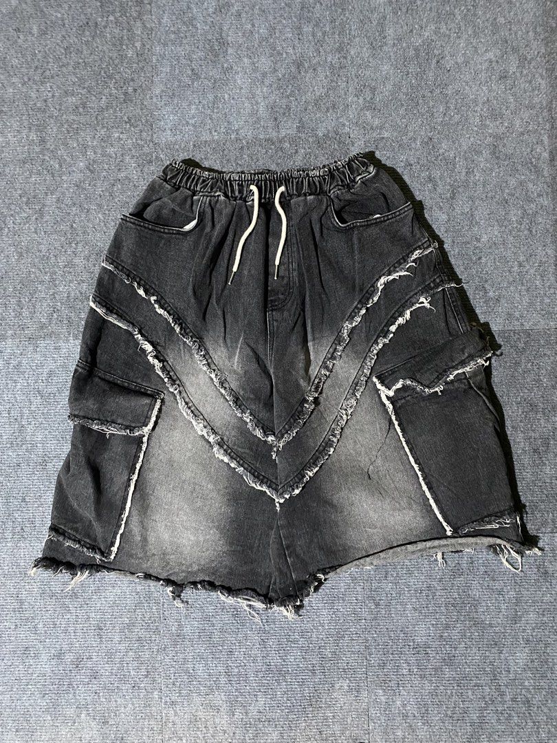 Y2K BALLOON SHORT❗️ (Category: Shorts) located in Compostela. Submitted by sales.bud (Listing ID 1466210816, Image 1). Description: W-FREE WAIST L-25 HEM-14.