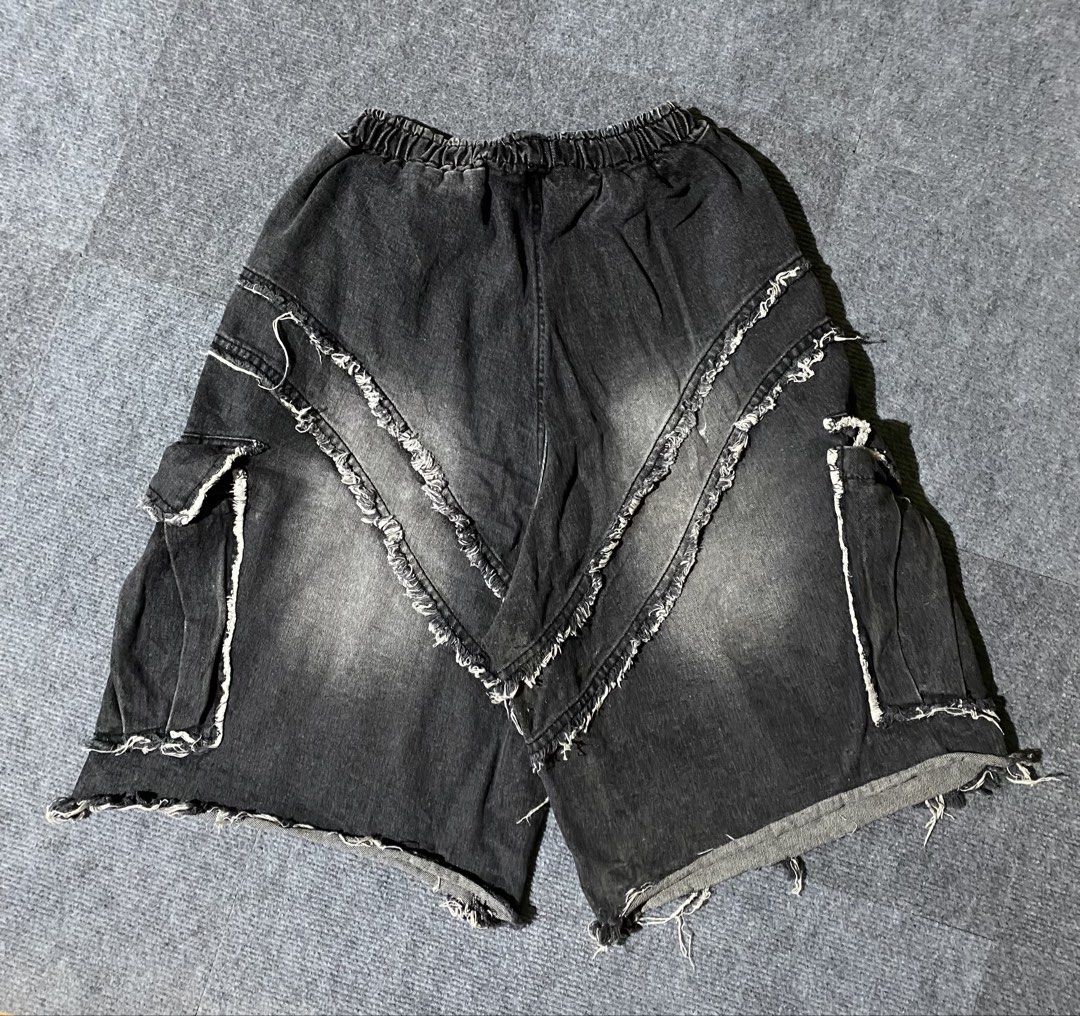 Y2K BALLOON SHORT❗️ (Category: Shorts) located in Compostela. Submitted by sales.bud (Listing ID 1466210816, Image 2). Description: W-FREE WAIST L-25 HEM-14.
