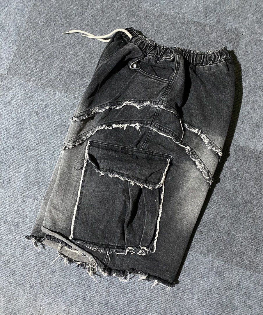 Y2K BALLOON SHORT❗️ (Category: Shorts) located in Compostela. Submitted by sales.bud (Listing ID 1466210816, Image 3). Description: W-FREE WAIST L-25 HEM-14.
