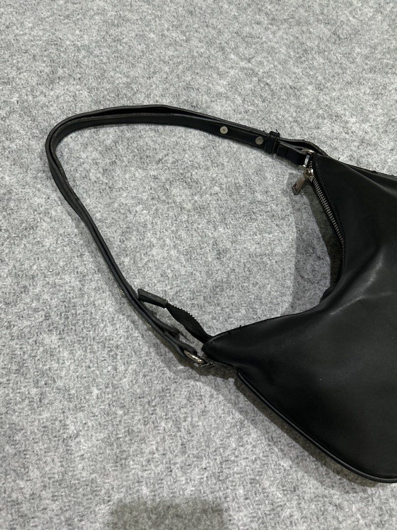Y2K Cotton Pochette Leather Bag (Category: Shoulder Bags) located in Balanga. Submitted by shenanigansph (Listing ID 1466326050, Image 2). Description: *authentic *personal bag *adjustable strap condition: 9/10 flaws: signs of use rfs: decluttering 𝘊𝘖𝘓𝘖𝘙 𝘔𝘈𝘠 𝘝𝘈𝘙𝘠 𝘚𝘓𝘐𝘎𝘏𝘛𝘓𝘠 𝘋𝘜𝘌 𝘛𝘖 𝘓𝘐𝘎𝘏𝘛𝘐𝘕𝘎 🪩.