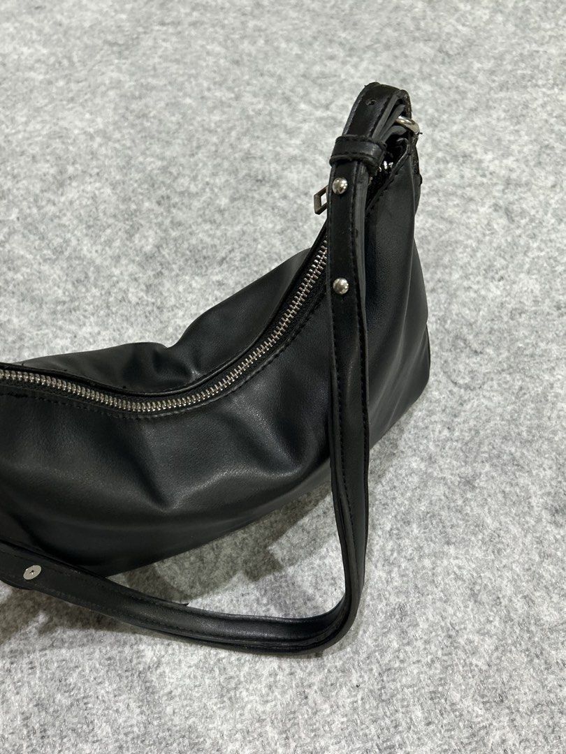Y2K Cotton Pochette Leather Bag (Category: Shoulder Bags) located in Balanga. Submitted by shenanigansph (Listing ID 1466326050, Image 3). Description: *authentic *personal bag *adjustable strap condition: 9/10 flaws: signs of use rfs: decluttering 𝘊𝘖𝘓𝘖𝘙 𝘔𝘈𝘠 𝘝𝘈𝘙𝘠 𝘚𝘓𝘐𝘎𝘏𝘛𝘓𝘠 𝘋𝘜𝘌 𝘛𝘖 𝘓𝘐𝘎𝘏𝘛𝘐𝘕𝘎 🪩.