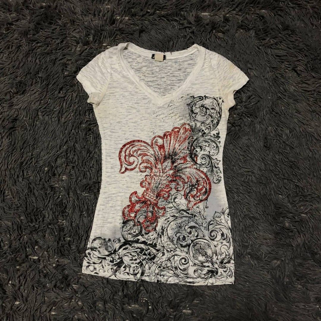 Y2k Grunge Shirt (Category: Activewear) located in Camiling. Submitted by thriftscape2024 (Listing ID 1466302905, Image 1). Description: Excellent Condition Color rate: 9/10 Issue: ❌❌❌ Dimes: W13xL25.