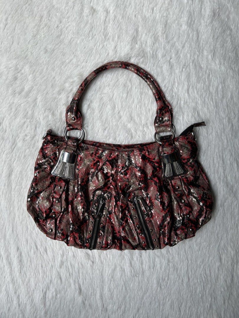 Y2k leather Shoulder bag (Category: Shoulder Bags) located in Quezon City. Submitted by herarchiveph (Listing ID 1466207357, Image 1). Description: Y2k Shoulder bag - In excellent condition - Has sign of used - No major issues - Check pic to see details and condition.