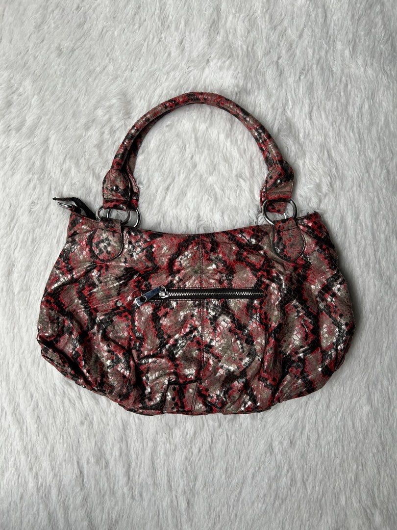 Y2k leather Shoulder bag (Category: Shoulder Bags) located in Quezon City. Submitted by herarchiveph (Listing ID 1466207357, Image 3). Description: Y2k Shoulder bag - In excellent condition - Has sign of used - No major issues - Check pic to see details and condition.