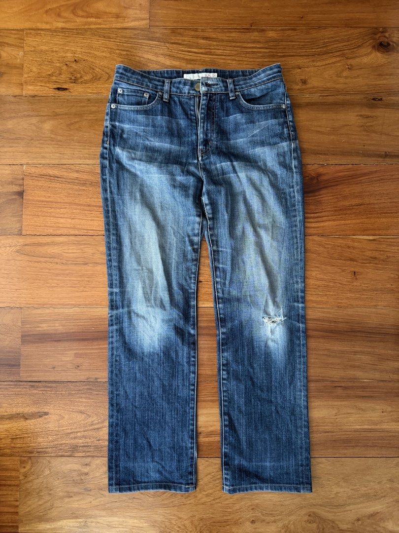 Y2K Low Rise Straight Jeans (Category: Jeans) located in Manila. Submitted by enneil (Listing ID 1466182640, Image 1). Description: no when worn doesnt fit me waist ~40 cm rise 25 cm (button to end of zipper is 15 cm) thigh 25 cm leg hole 20 cm length 99 cm y2k jeans, low rise jeans, straight jeans, model off duty vibe.