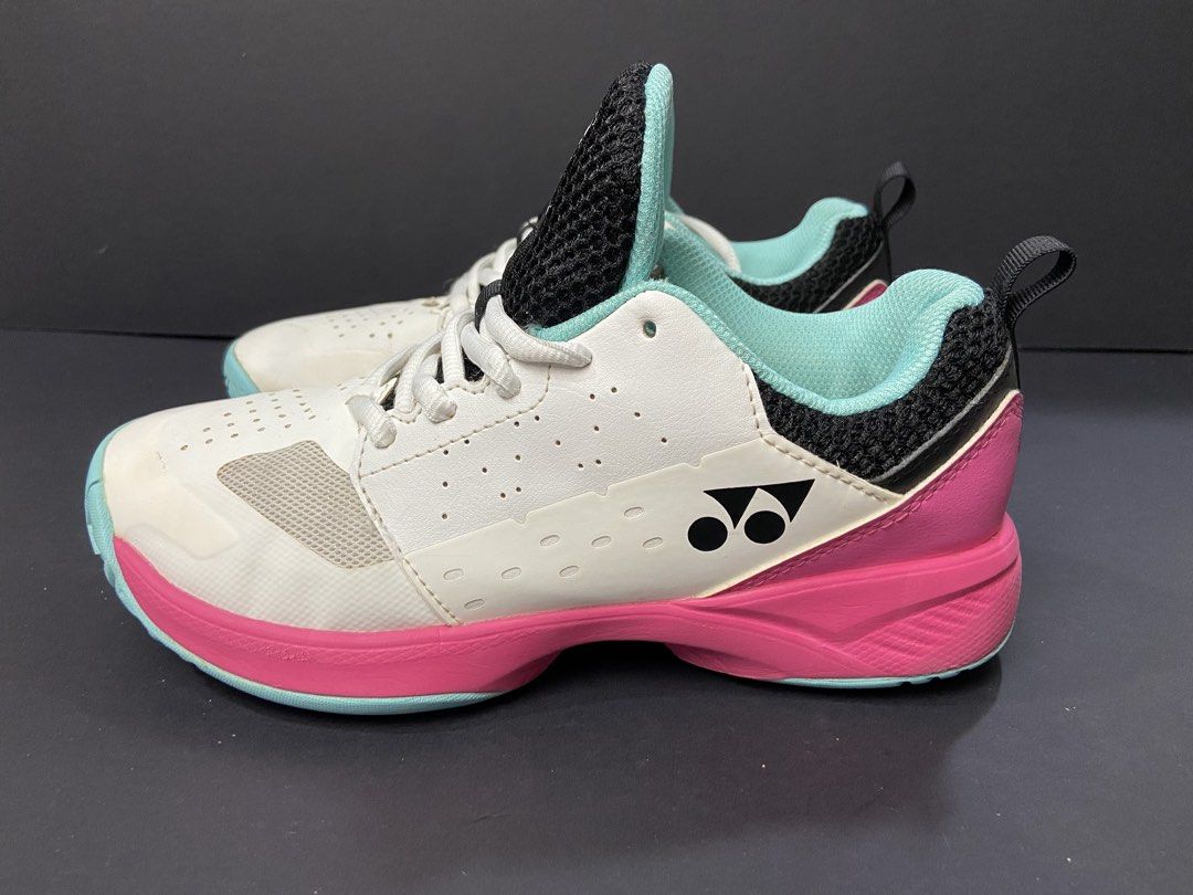 Yonex Power Cushion 106 (Category: Sneakers) located in Cebu City. Submitted by jvlz97 (Listing ID 1466169398, Image 2). Description: Excellent Condition No Box.
