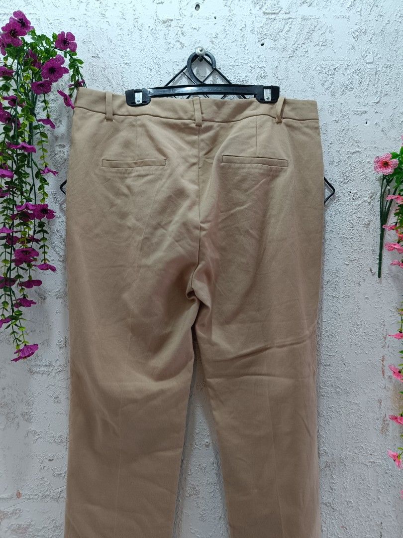 Zara basic strechble pants (Category: Other Bottoms) located in Pasir Mas. Submitted by original_uniqlo (Listing ID 1466224940, Image 3). Description: .