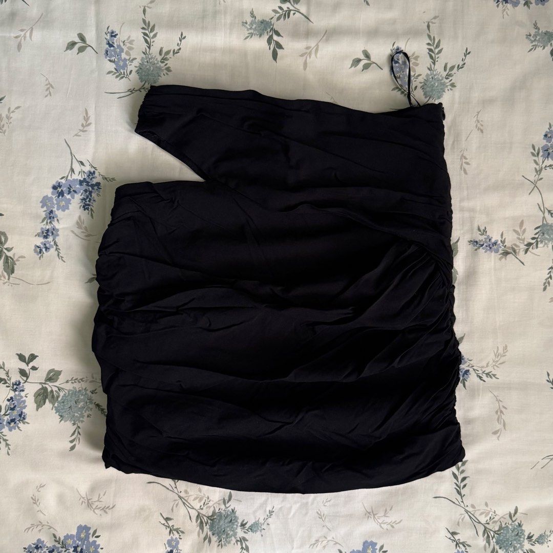 ZARA BLACK CUT-OUT MINI SKIRT (Category: Skirts) located in Las Pinas. Submitted by micoespotato (Listing ID 1466206170, Image 2). Description: 📏 Measurements: • Waist: 12 inches • Length: 16 inches • RFS: Decluttering • Condition: Good condition, no flaws • MOP: GCash • Courier: Grab / Lalamove Feel free to message me for more photos or inquiries!.