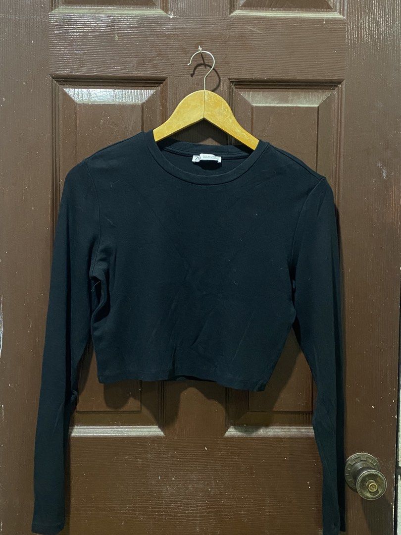 Zara Black Long Sleeve Crop Top (Category: Longsleeves) located in Calamba. Submitted by soleilcollections.ph (Listing ID 1466237327, Image 1). Description: Large size but fits small-medium Crop fit .