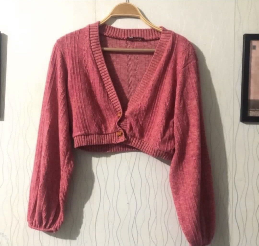 Zara Crop Knit Sweater (Category: Coats, Jackets and Outerwear) located in Taguig. Submitted by iamfab15 (Listing ID 1466164033, Image 2). Description: Like new Small to Medium Frame (and even Large can Fit).