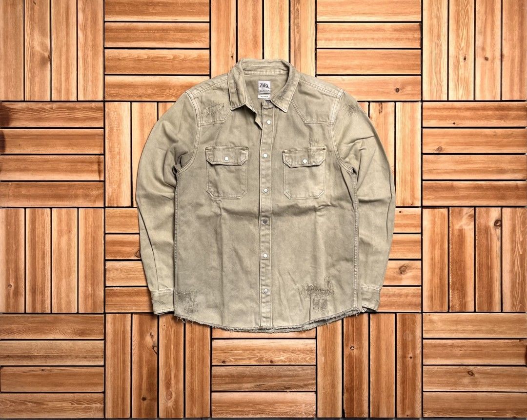 ZARA DISTRESSED DENIM JACKET (Category: Coats, Jackets and Outerwear) located in Floridablanca. Submitted by d_elevated (Listing ID 1466297660, Image 2). Description: .