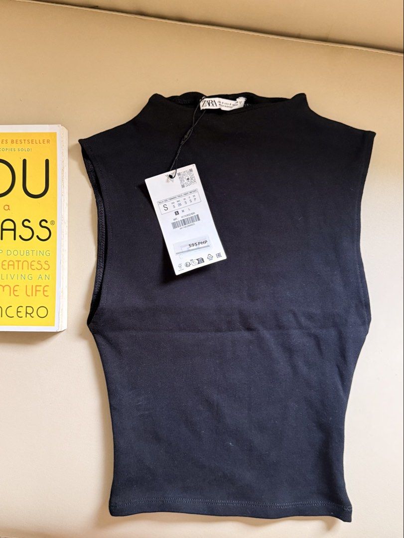 ZARA high-neck sleeveless top (Category: Sleeveless) located in San Simon. Submitted by katechicha96 (Listing ID 1466259365, Image 3). Description: .
