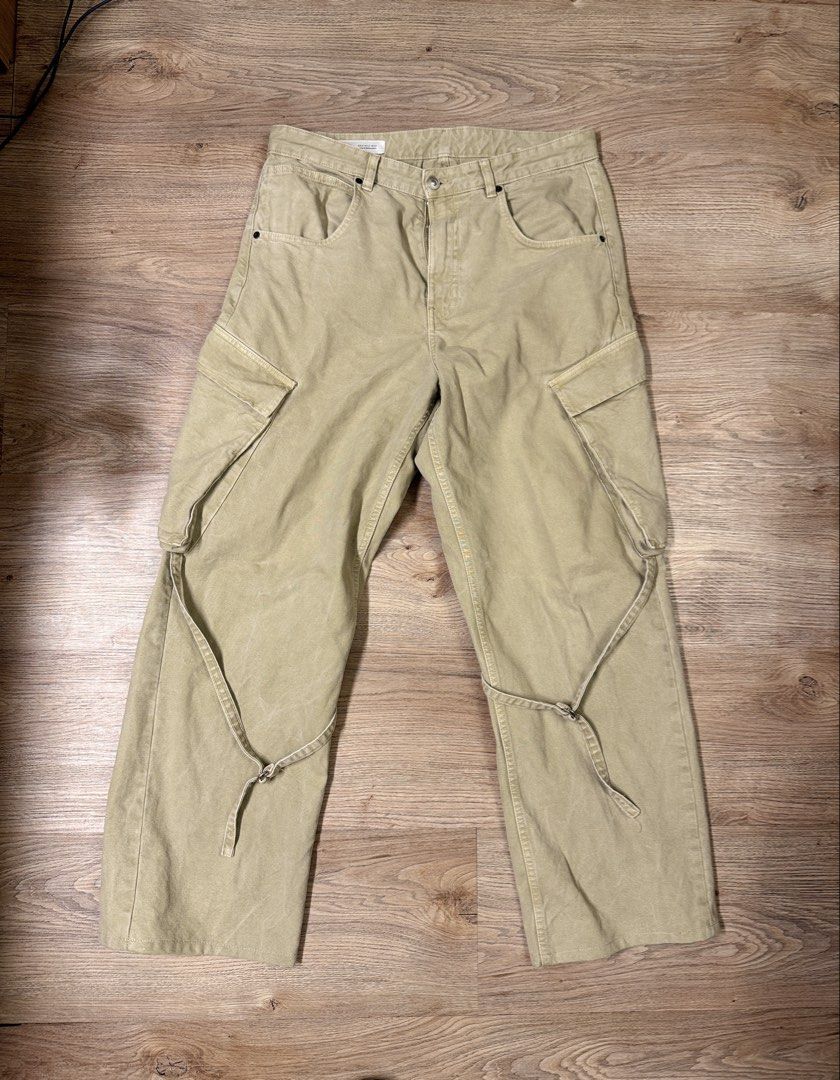 Zara mens cargo pants (Category: Jeans) located in Manila. Submitted by affarni (Listing ID 1466319527, Image 1). Description: Zara cargos Really unique design Size 32 Php 1,200.
