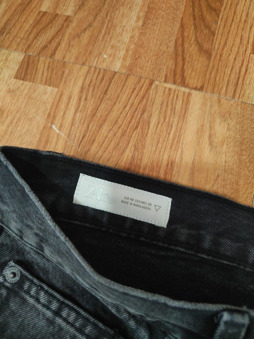 Zara Men's Washed Black Slim Crop Button-Fly Jeans (Category: Jeans) located in San Pablo. Submitted by greatfindsspc (Listing ID 1466223377, Image 3). Description: Elevate your daily style with these sleek Zara Men's slim cropped jeans. Cut from high-quality denim in a versatile washed black/faded charcoal hue, these contemporary pants offer a modern silhouette with their tailored slim fit and cropped leg length. They feature a traditional five-
