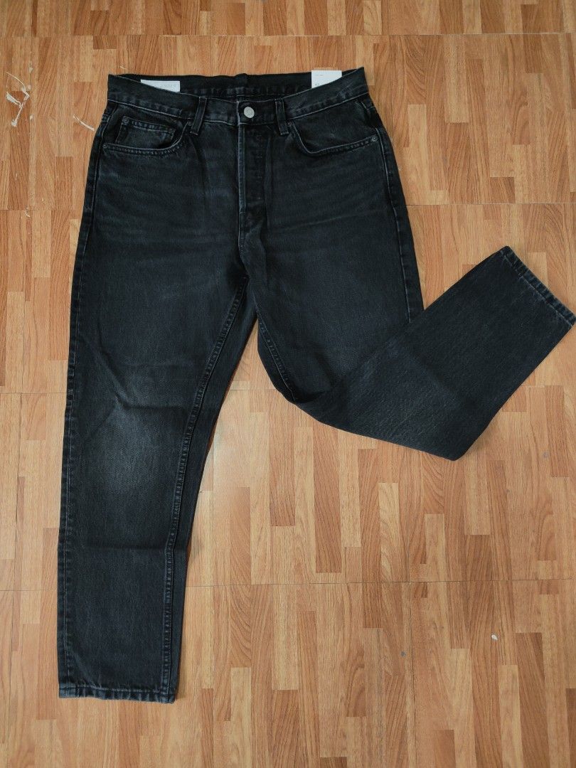 Zara Men's Washed Black Slim Crop Button-Fly Jeans (Category: Jeans) located in San Pablo. Submitted by greatfindsspc (Listing ID 1466223377, Image 1). Description: Elevate your daily style with these sleek Zara Men's slim cropped jeans. Cut from high-quality denim in a versatile washed black/faded charcoal hue, these contemporary pants offer a modern silhouette with their tailored slim fit and cropped leg length. They feature a traditional five-