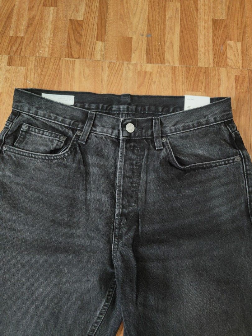 Zara Men's Washed Black Slim Crop Button-Fly Jeans (Category: Jeans) located in San Pablo. Submitted by greatfindsspc (Listing ID 1466223377, Image 2). Description: Elevate your daily style with these sleek Zara Men's slim cropped jeans. Cut from high-quality denim in a versatile washed black/faded charcoal hue, these contemporary pants offer a modern silhouette with their tailored slim fit and cropped leg length. They feature a traditional five-