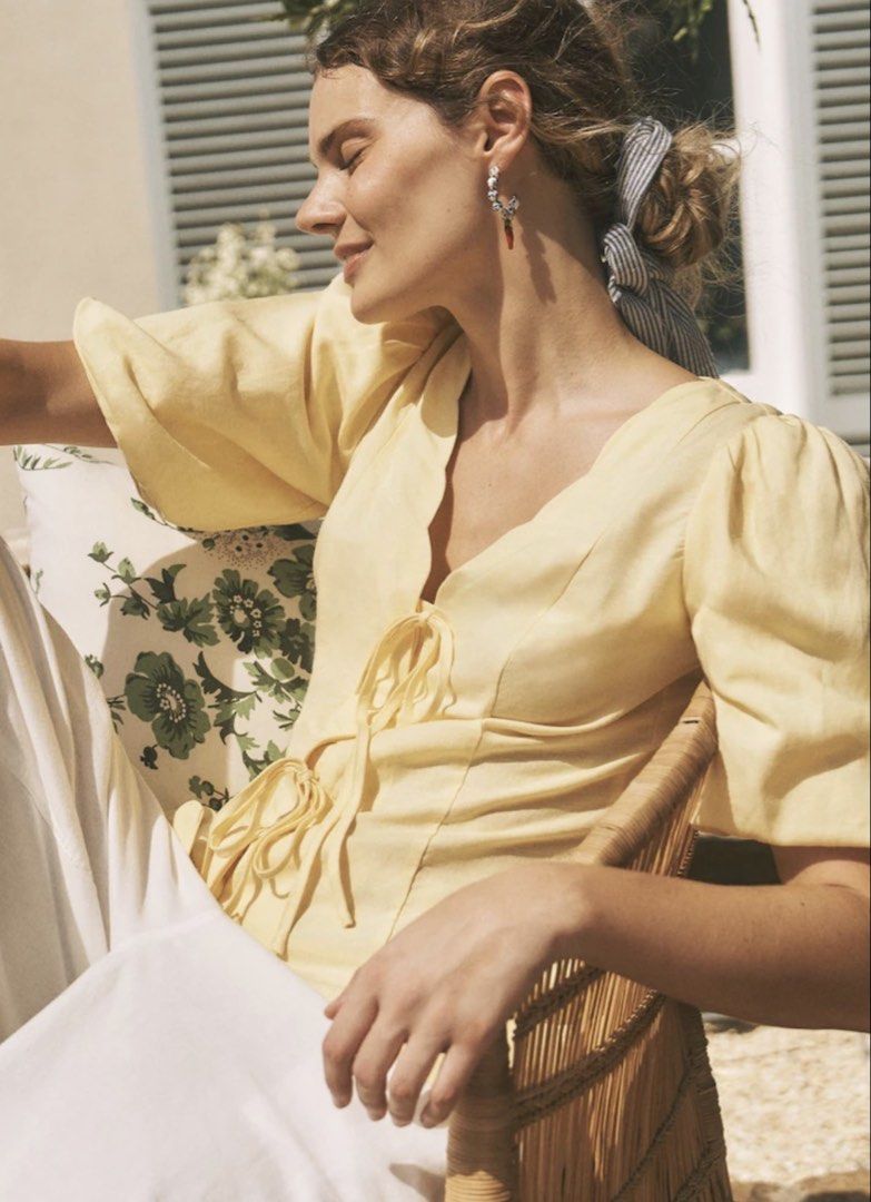 ZARA puff-sleeve top features a V-neckline (Category: Blouses) located in San Simon. Submitted by katechicha96 (Listing ID 1466261906, Image 1). Description: .