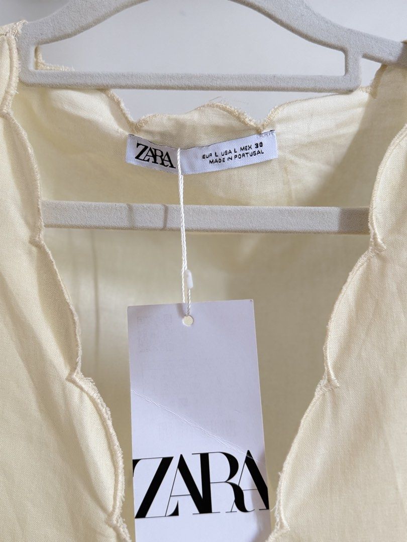 ZARA puff-sleeve top features a V-neckline (Category: Blouses) located in San Simon. Submitted by katechicha96 (Listing ID 1466261906, Image 3). Description: .