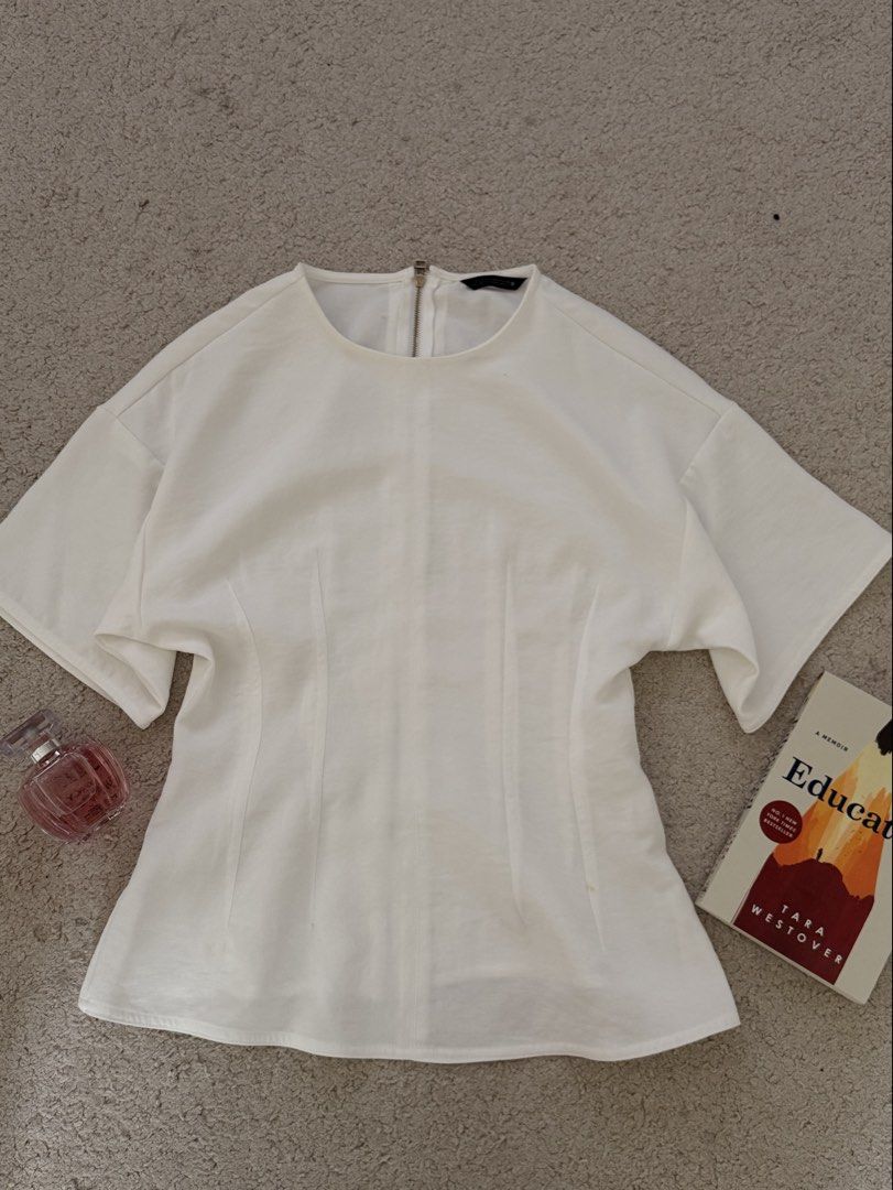 ZARA White blouse (Category: Blouses) located in San Simon. Submitted by katechicha96 (Listing ID 1466255455, Image 1). Description: .