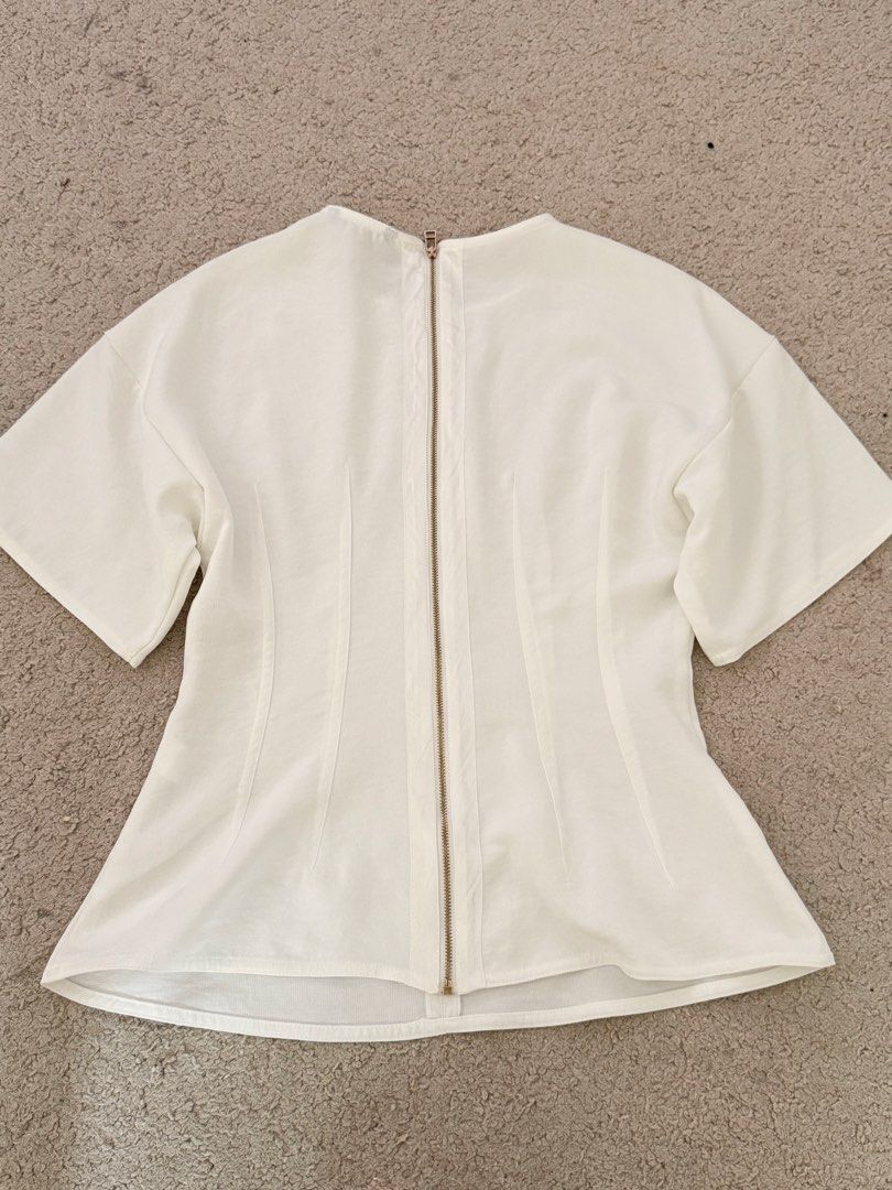 ZARA White blouse (Category: Blouses) located in San Simon. Submitted by katechicha96 (Listing ID 1466255455, Image 2). Description: .