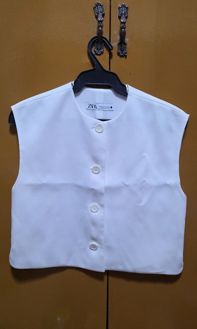 Zara White Crop Vest Size XS (Category: Sleeveless) located in Pasig City. Submitted by jannetteg (Listing ID 1466219237, Image 2). Description: - Brand: Zara - Size: US XS (Best fit: 34" bust, up to 30" waist) - Material: Corpo fabric with inner lining - Style: Semi-crop length, all buttons working properly - Condition: Excellent - Price: ₱750 (Orig. ₱1,990) - Promo: Bundle 3 items for ₱2,000 across same-priced items 📍Pasig 🤝Estancia on agreed