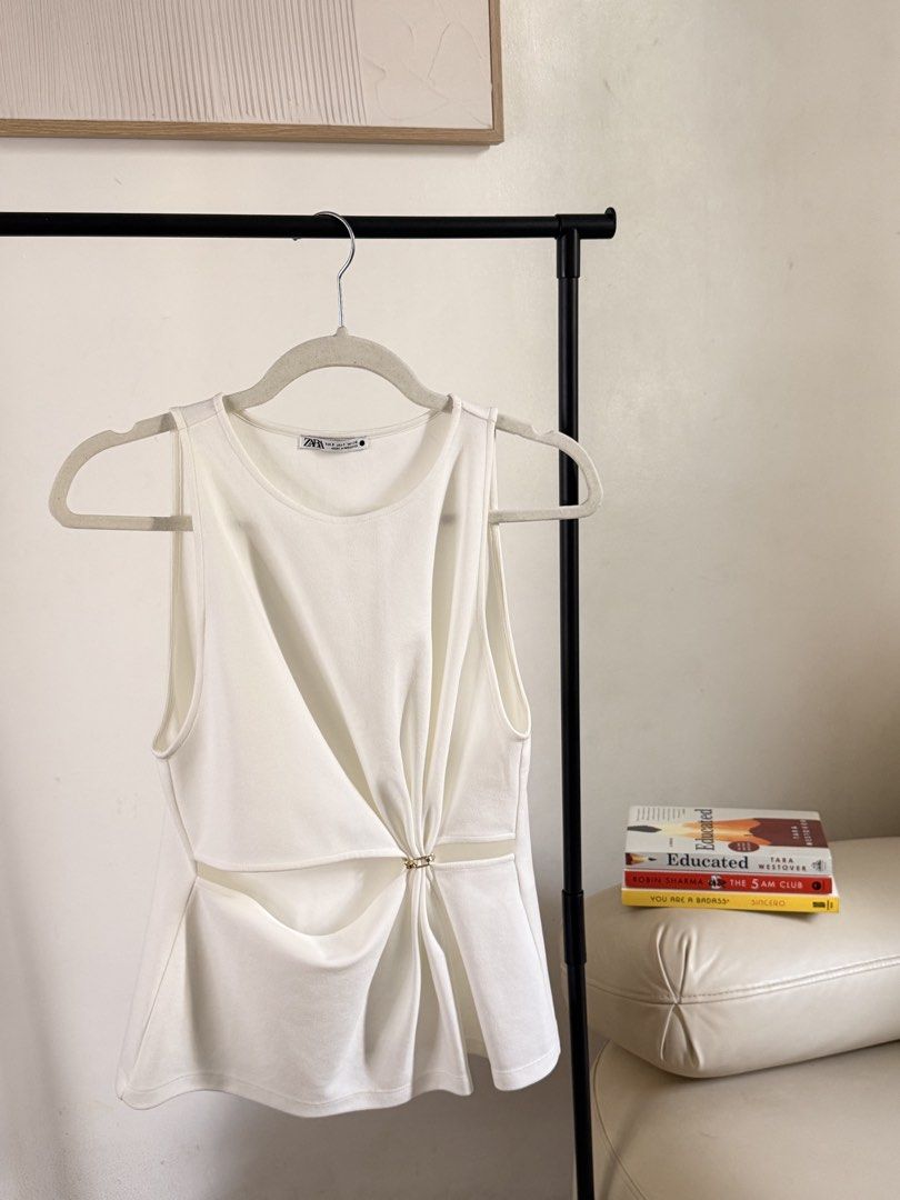 Zara White Cut-Out Sleeveless Top (Category: Sleeveless) located in San Simon. Submitted by katechicha96 (Listing ID 1466198654, Image 2). Description: .